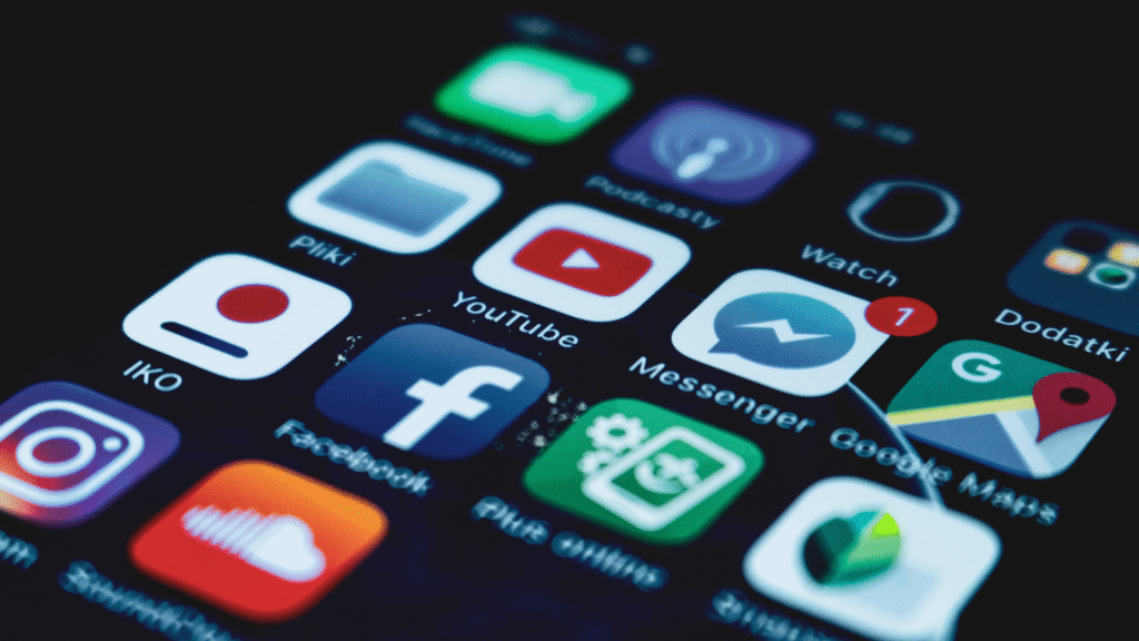 Écran de smartphone affichant des applications populaires dont Facebook, illustrant l’usage du format vidéo Facebook sur mobile