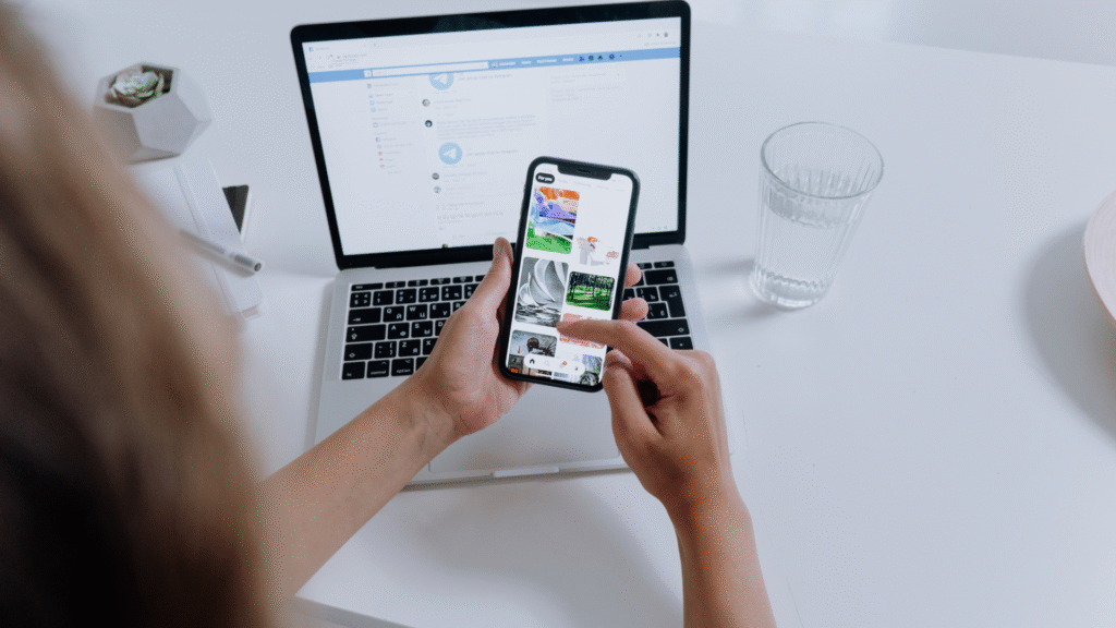 Utilisation simultanée de Facebook sur ordinateur portable et smartphone, montrant l’importance du format vidéo Facebook multi-supports