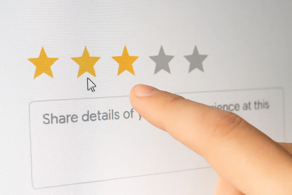 Main choisissant une note sur l’interface des avis Google